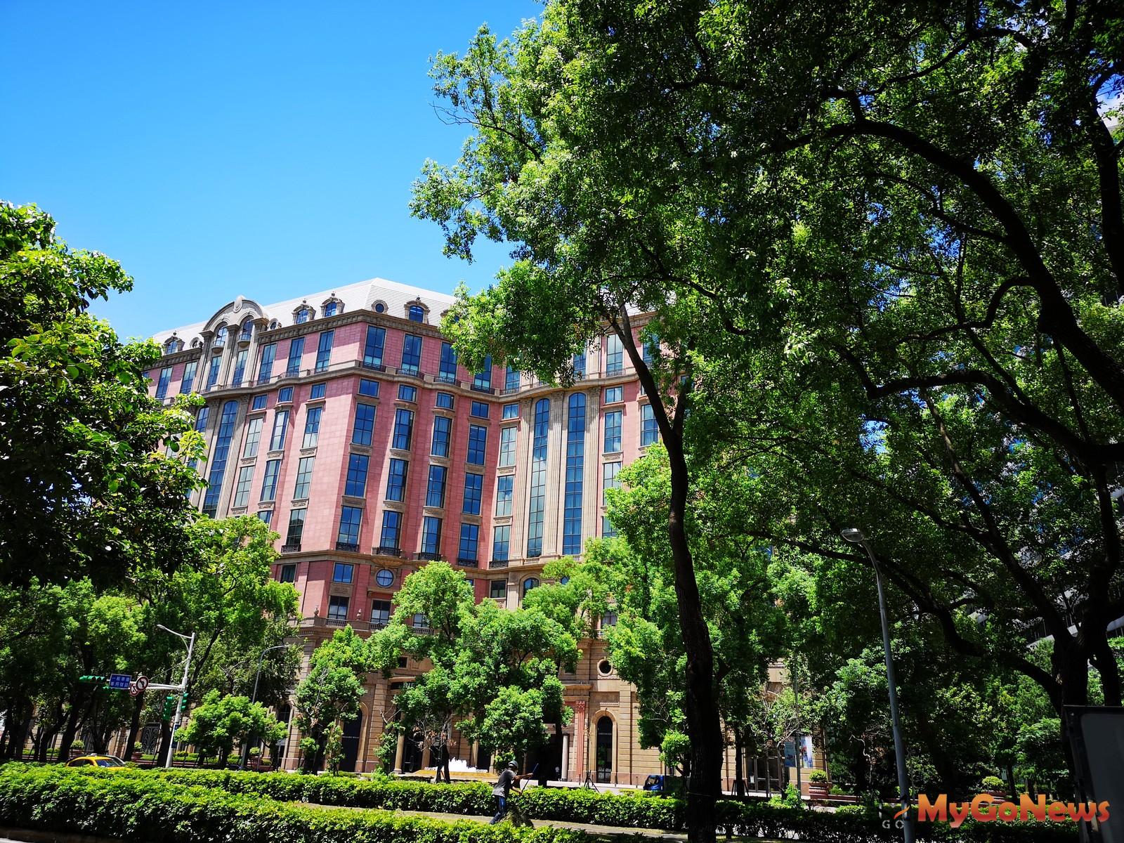 台北文華東方酒店位於台塑集團總部大樓都更案對面，也是敦北民生綠蔭廊道的地標，愈接近這座地標的房地產價值愈高。 MyGoNews房地產新聞 熱銷推案