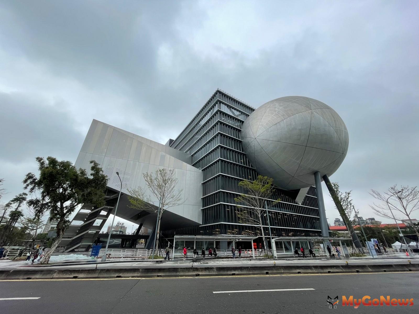 建築靈感為「鴛鴦火鍋」的台北表演藝術中心，3月11日開始試營運，可望增添區域房市價值。(圖/永慶房產集團) MyGoNews房地產新聞 市場快訊