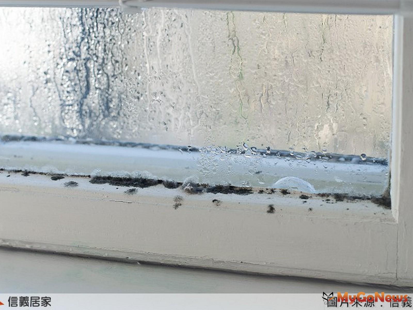 摸摸看窗框周圍是否有滲漏水痕跡，是檢視居家漏水的警訊之一。(圖/信義居家) MyGoNews房地產新聞 安全家居
