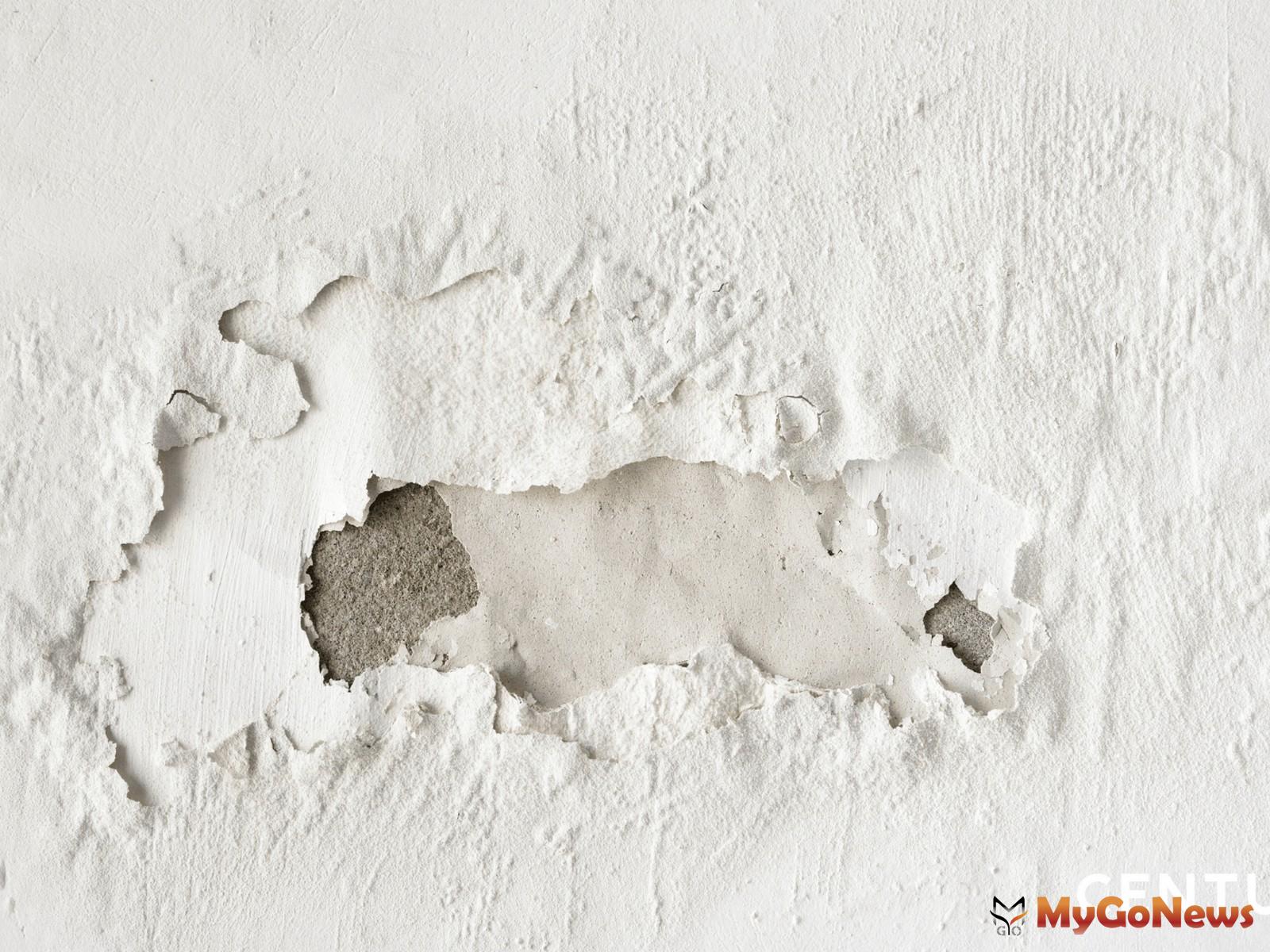 天花板或是牆面若是出現小水泡狀的隆起、明顯色差、油漆脫落的現象，表示牆壁已經受水氣侵蝕。(圖片來源/21世紀不動產) MyGoNews房地產新聞 安全家居