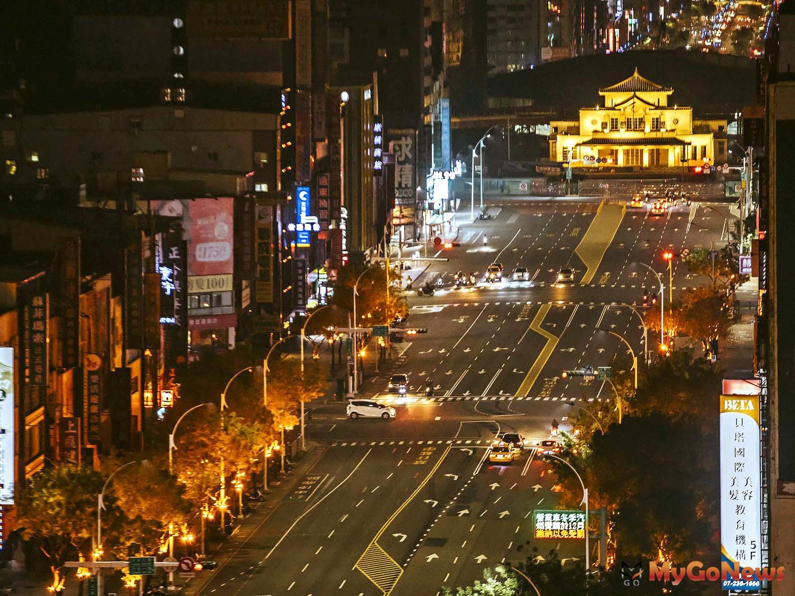 2021年12月23日高雄市政府展演「2022台灣燈會會前會在高雄－聖誕主燈」，展示著要將高雄車站周邊的商圈大翻轉，更期盼將城市綠化。(圖片來源：高雄市政府) MyGoNews房地產新聞 專題報導