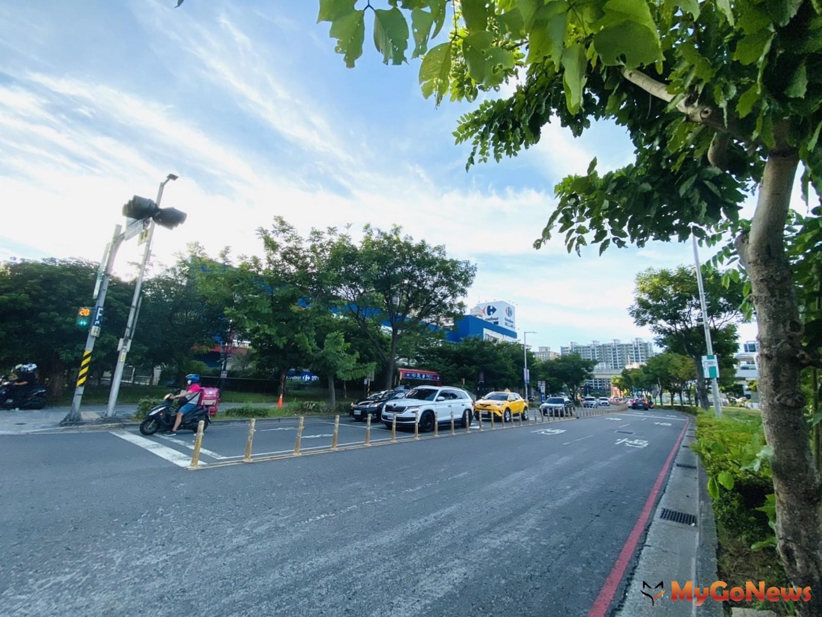 新市鎮東南側的中山北路商圈是淡海新市鎮發展最完備的蛋黃區，亦是目前附近居民消費購物的主要場所。(圖為中山北路二段，東森房屋提供) MyGoNews房地產新聞 市場快訊