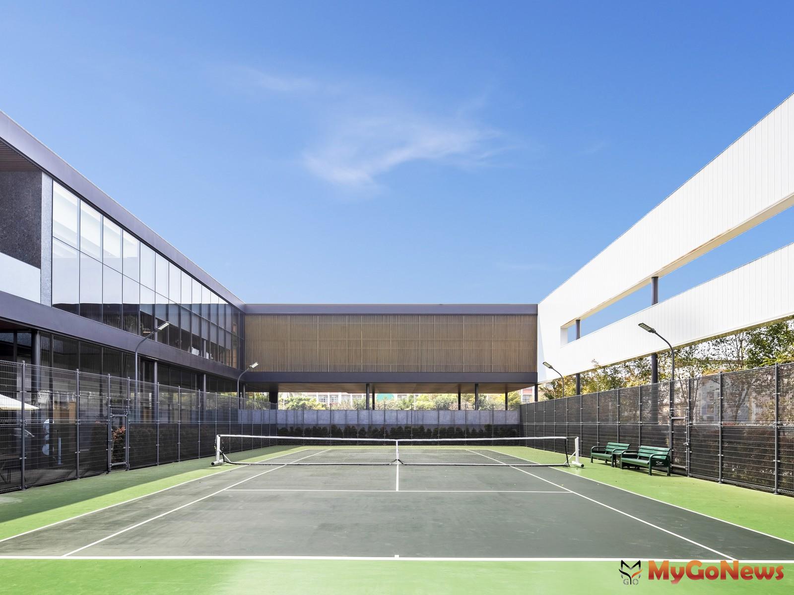 「家居璽玉」將未來空中網球場規劃搬進接待中心讓客戶體驗。教練級身手專案透露：不乏客戶下場打個幾局就簽約。 MyGoNews房地產新聞 熱銷推案