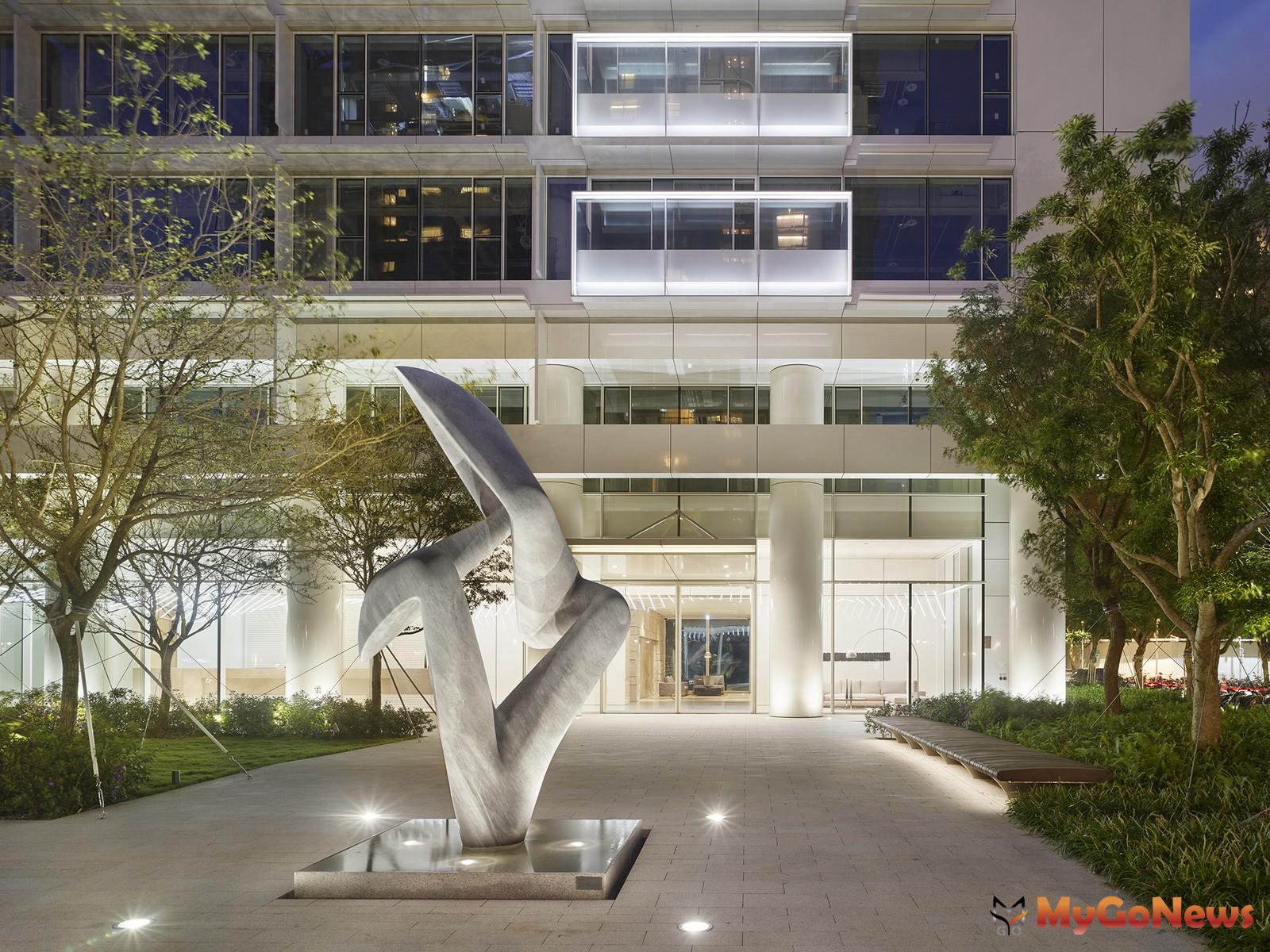 「55TIMELESS琢白」門廳前大尺度雕塑—美國現代主義雕塑家Richard Erdman作品「美德」。 MyGoNews房地產新聞 市場快訊