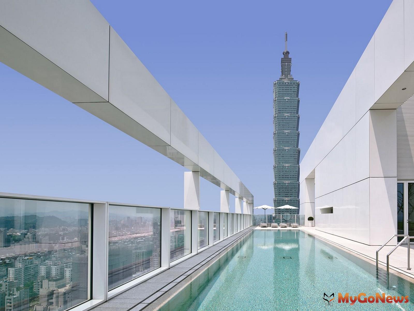 頂層露天泳池，遨游在城市頂端，與台北101對坐，是住戶獨享的頂級視野。 MyGoNews房地產新聞 市場快訊