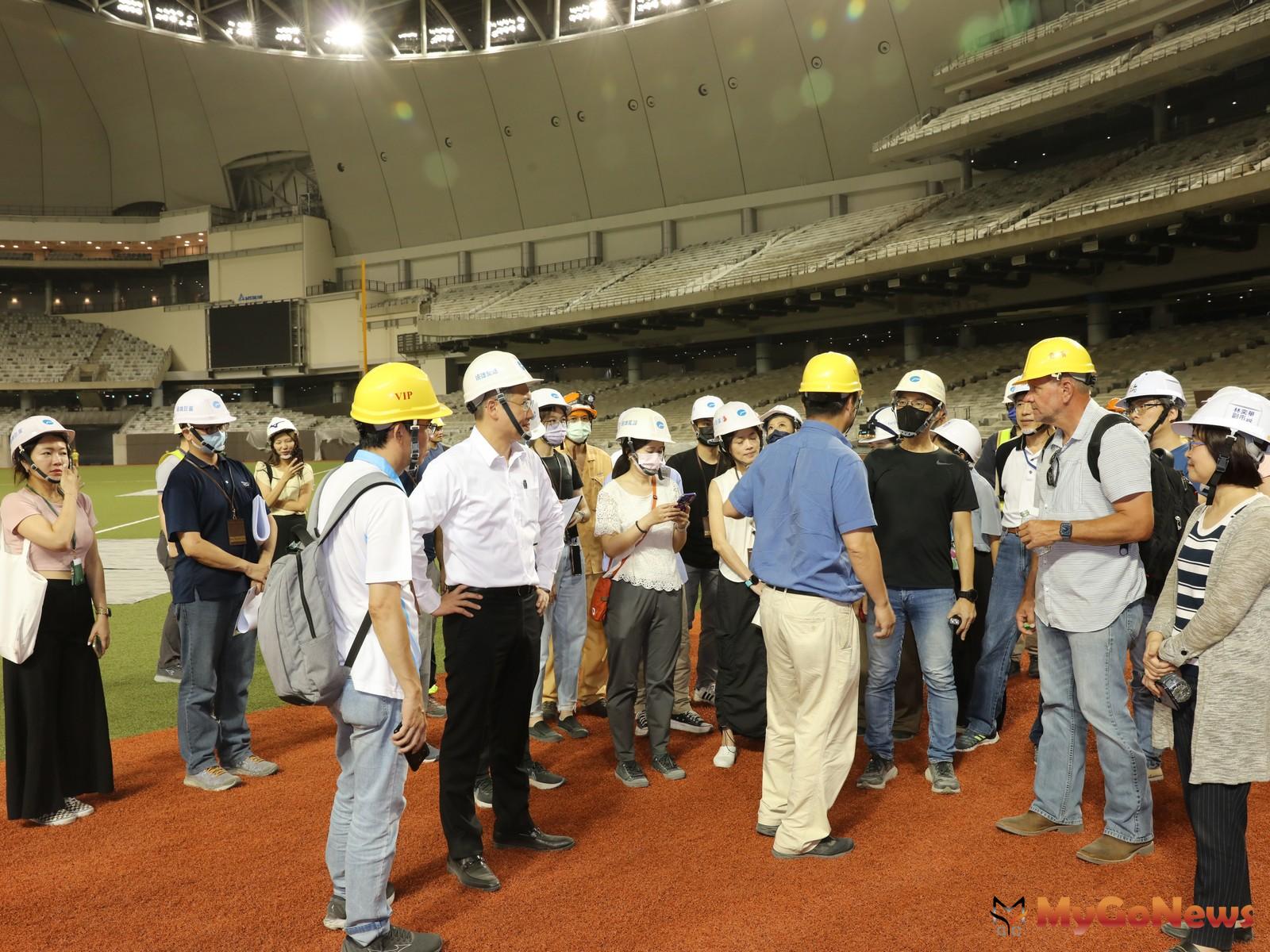 美國MLB專家來訪台北大巨蛋(右二)就專業意見參與討論，台北市副市長林奕華也出席(右一) (圖/遠雄集團) MyGoNews房地產新聞 市場快訊