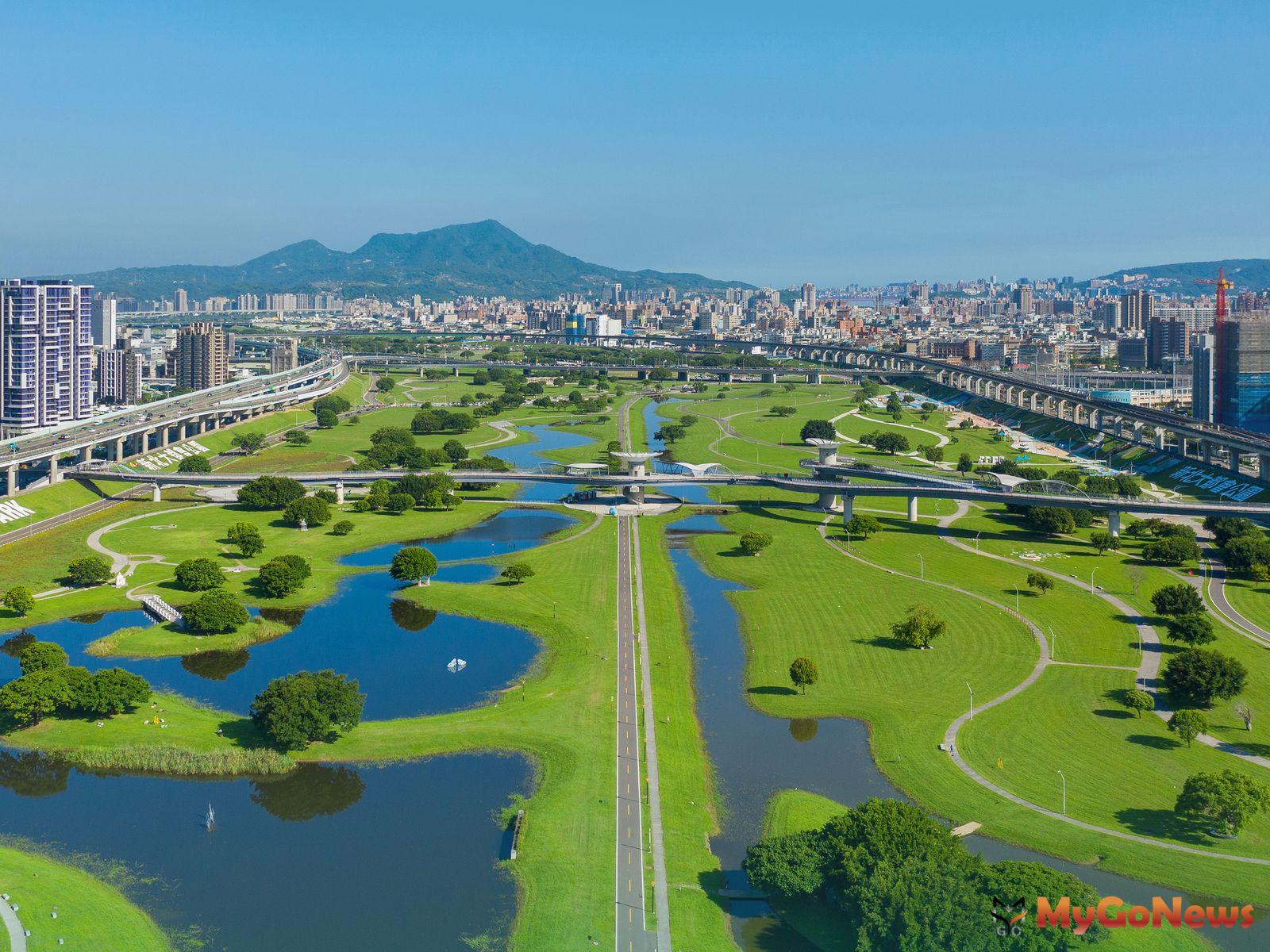 遠離台北市的喧囂，「東村淳峰」緊鄰424公頃大都會公園，7.7公里的休閒綠色廊帶，相當於16座大安森林公園的城市綠州。 MyGoNews房地產新聞 市場快訊