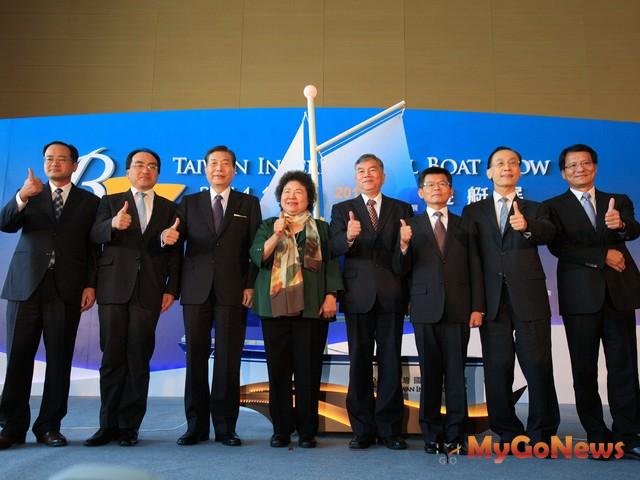 大日營建機構董事長郭岳昇(左一)表示，非常榮幸參與台灣首屆國際遊艇展活動，也是唯一贊助商 MyGoNews房地產新聞 市場快訊