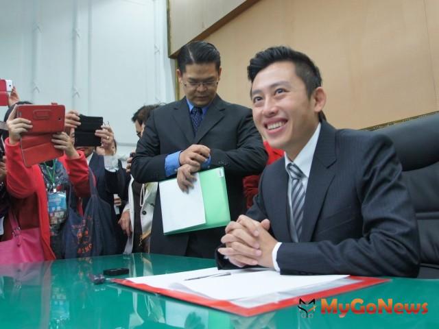 新竹市長林智堅宣誓就職後立即簽署各項人事派令