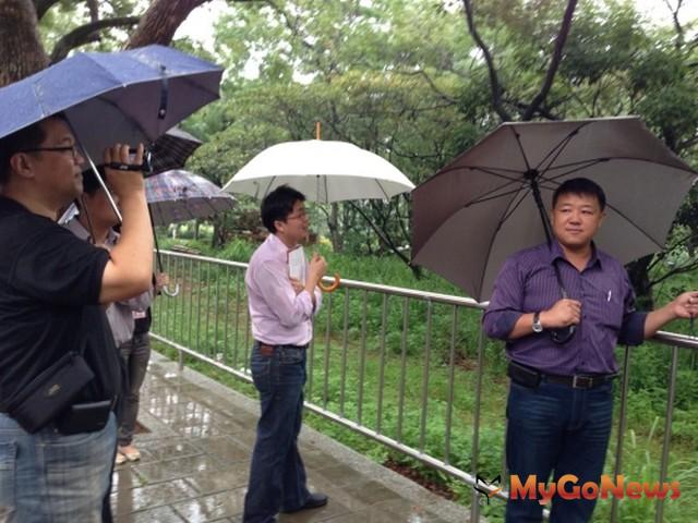 李碧峰樹醫(右一)現場指導，相關工作人員參與學習(圖：台北市政府) MyGoNews房地產新聞 市場快訊