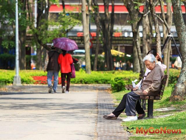 台中市65歲以上老年占全市9.22％；而全國老年比率為11.36％，顯示台中市仍屬相對年輕的城市。 MyGoNews房地產新聞 區域情報