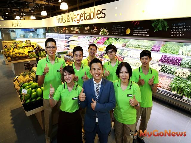 freshONE鮮活超市執行長李哲欽(中)表示，freshONE店內設置了全台最大的有機生鮮蔬果裸賣區。(圖：freshONE) MyGoNews房地產新聞 個案情報站