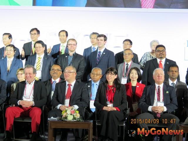 周麗芳副市長9日上午與各城市代表共同參與ICLEI世界大會「2015首爾宣言」簽署見證儀式(圖：台北市政府) MyGoNews房地產新聞 區域情報