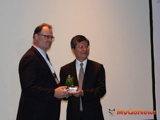 新北市副市長許志堅前往新加坡2013 CloudAsia暨CSA亞太年會上接受此一獎項。(圖：新北市政府) MyGoNews房地產新聞 區域情報