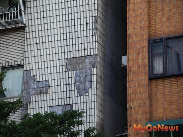 新作法！建物磁磚掉落新北市府張貼「警示貼紙」提醒 MyGoNews房地產新聞 區域情報