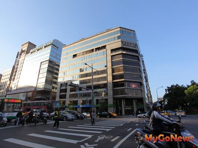 東區SOGO百貨商圈足以媲美東京六本木、香港銅鑼灣、新加坡烏節路等國際大城最精華的商圈，也是全台最熱鬧的地段。 MyGoNews房地產新聞 市場快訊