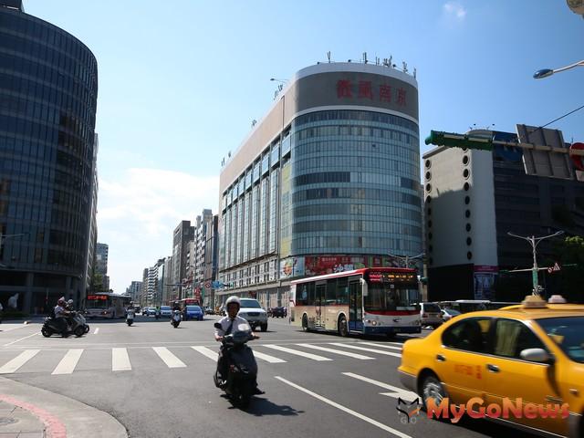 南京東路早期稱號是「台北華爾街」，因為是中小企業聚集地，由於經商、貿易對於海內、外金流往來需求旺盛，也形成了金融業、證券商聚集的大本營 MyGoNews房地產新聞 市場快訊