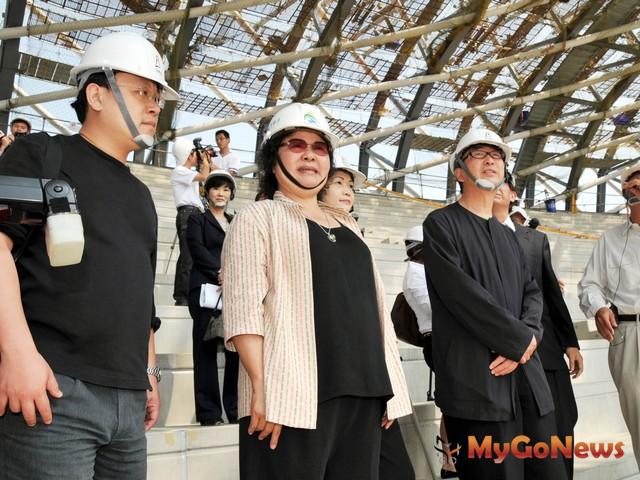 高雄世運主場館設計建築師伊東豊雄(右)，贏得2013年有建築界諾貝爾獎之稱的普立茲克建築獎。(圖：高雄市政府) MyGoNews房地產新聞 市場快訊