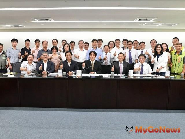 內政部長葉俊榮(前排左三)與台南市政府團隊合影(圖：內政部) MyGoNews房地產新聞 區域情報