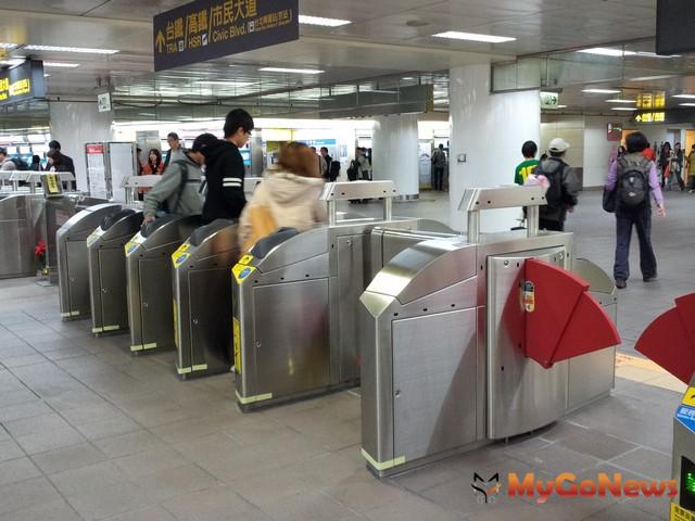 捷運淡水線台北車站增設5座閘門通道 