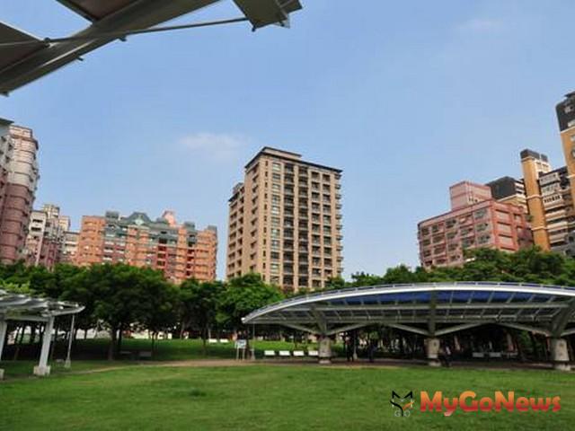 高雄市2012年7月10日通過補助建置太陽光電系統計畫，並將屋頂裝置光電設施高度放寬至4.5公尺。(圖片提供：高雄市政府) MyGoNews房地產新聞 區域情報