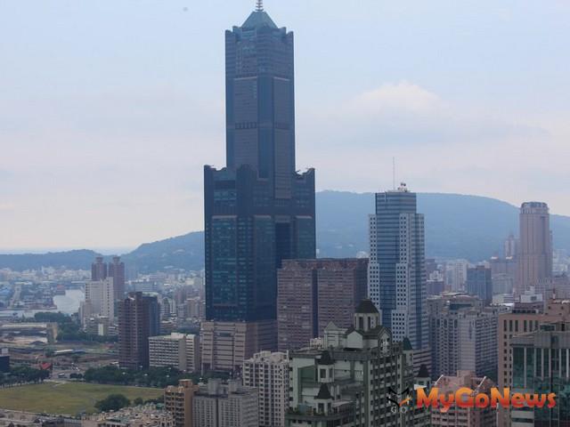 標的位於南台灣指標性建築物高雄85大樓旁，三面鄰路大面積完整地塊，推廣期間領標組數逾十餘組。 MyGoNews房地產新聞 市場快訊