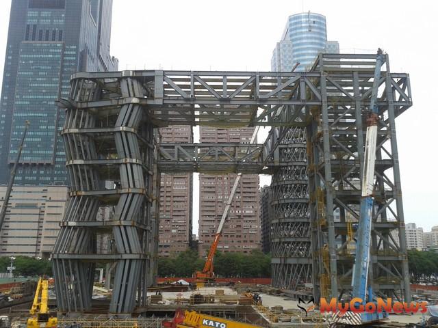 高圖總館懸吊鋼棒施工 預定2014年10月底完工