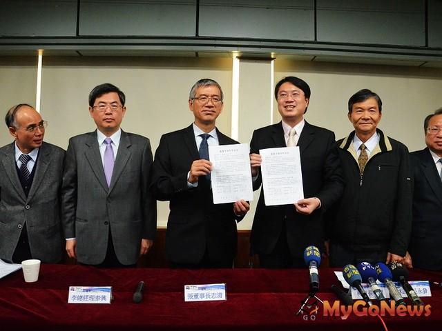 林右昌與基隆港務分公司簽署合作宣言