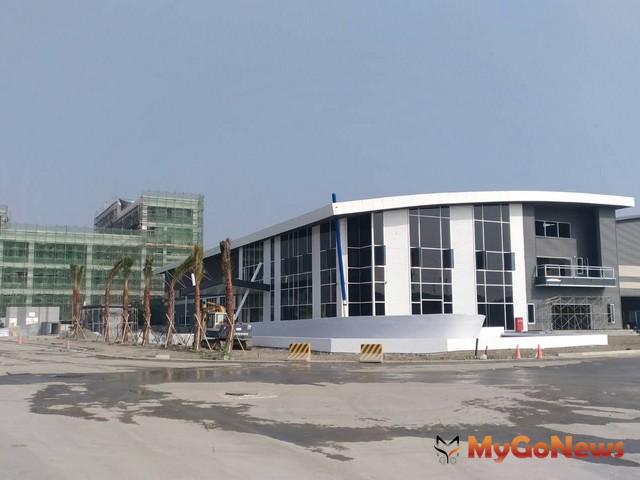 白色建築物是位於大發基地中即將完工的梵達海洋股份有限公司(生產遊艇零件)2018年上半年可望正式投產營運(圖：合發公司) MyGoNews房地產新聞 市場快訊