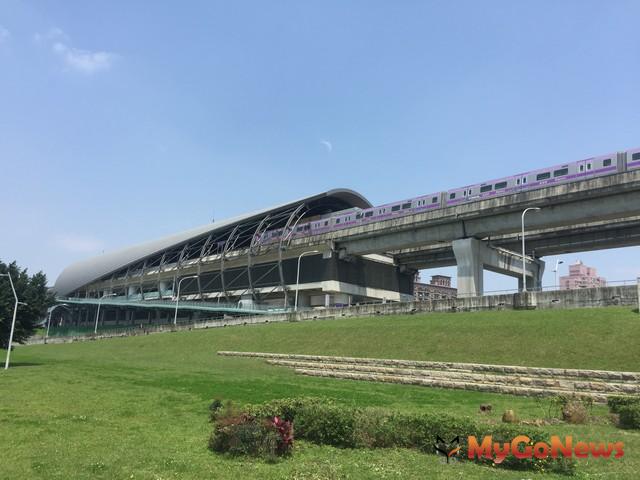 機場捷運三重站跨堤陸橋完工