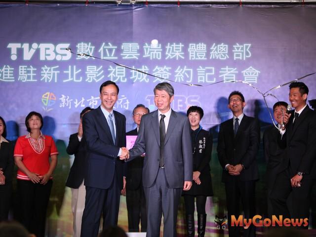 「新北影視城」在林口已然成形，TVBS董事長張孝威與市長朱立倫2012年10月25日完成購地簽約。 MyGoNews房地產新聞 市場快訊