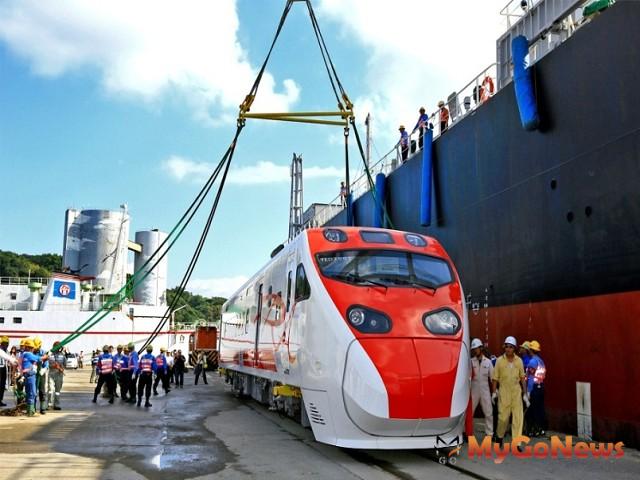 2013年4月16輛新自強號抵達基隆港將在暑假投入營運(圖：台鐵局) MyGoNews房地產新聞 區域情報